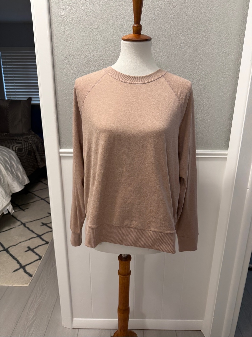 Vuori Halo Dreamknot Light Mauve (Dogwood Heather) Crewneck Sweatshirt Size M